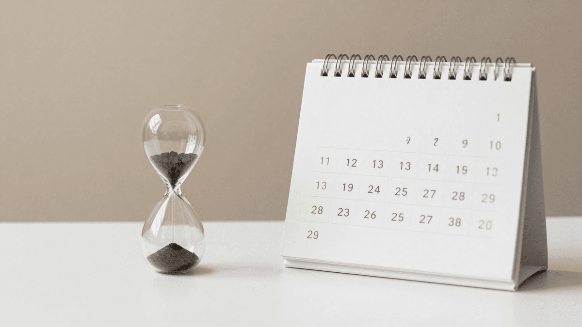 Calendário de mesa e ampulheta, representando a linha do tempo de resultado do transplante capilar