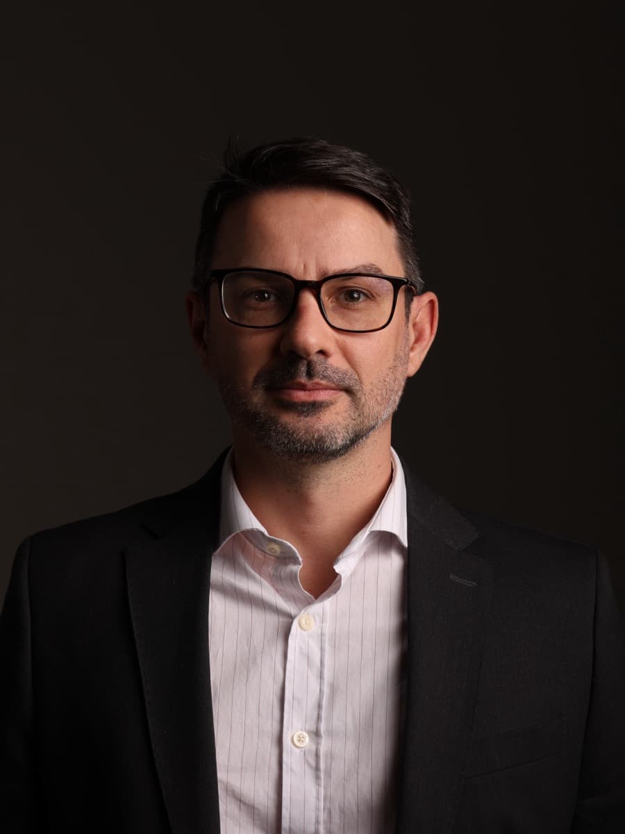 Dr. Vitor Frauches, médico especialista em transplante capilar e tricologia