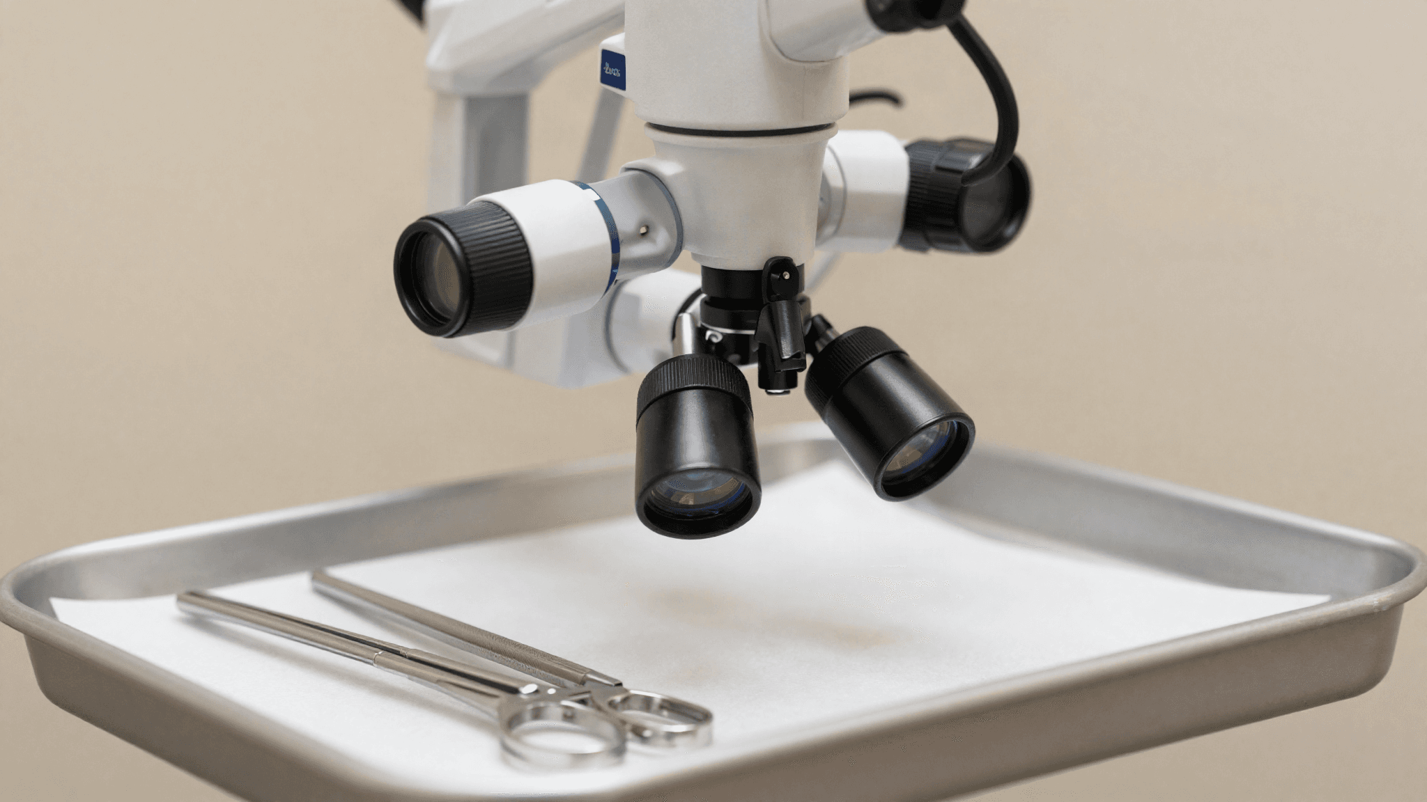 Microscópio cirúrgico e lupas Zeiss sobre uma bandeja clínica usada no transplante capilar