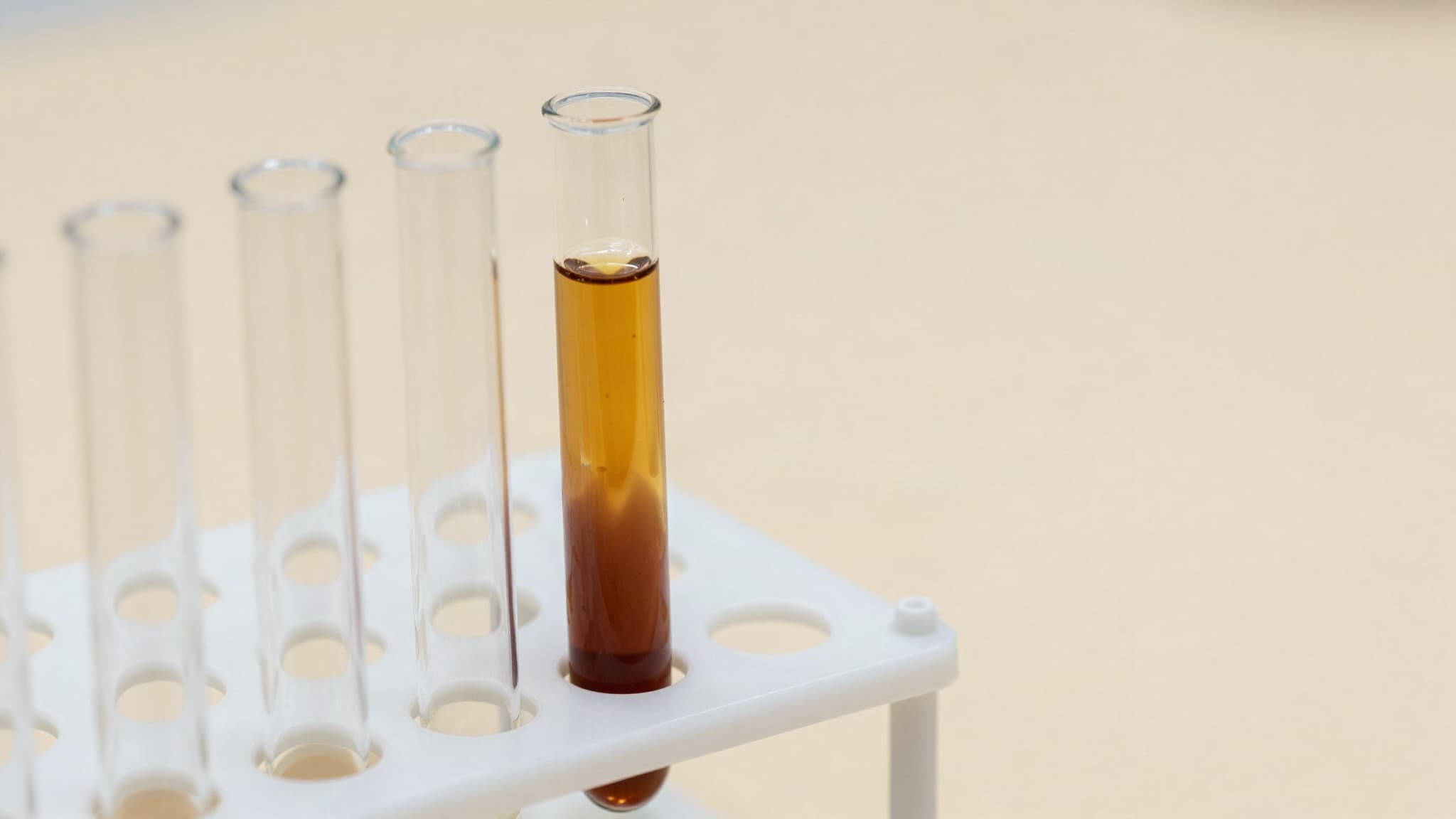 Tubo de ensaio com sangue centrifugado, mostrando a separação do plasma na parte superior, representando o material usado no PRP para queda de cabelo